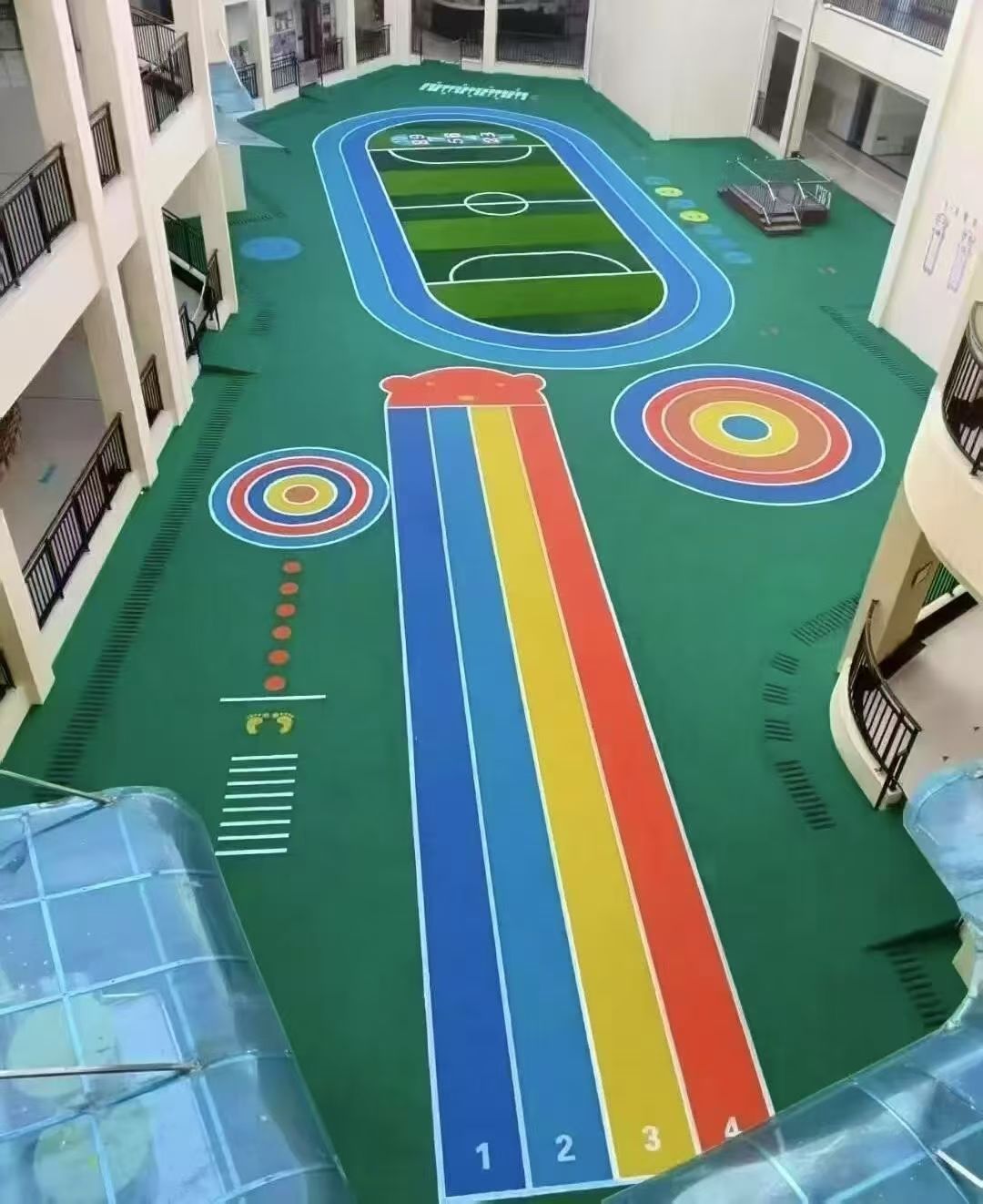 云浮市幼儿园塑胶跑道仿真草坪 - 厂家